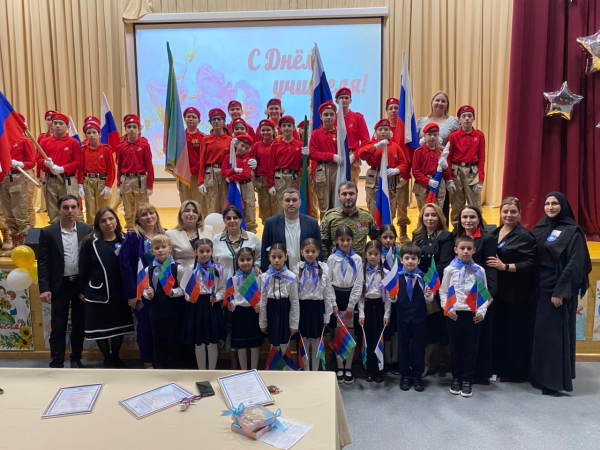 artjom-bichaev-pozdravil-pedagogov-shkoly-57-im-a-s-suhanova-s-dnem-uchitelja-1d00fa1 Артём Бичаев поздравил педагогов школы №57 им А. С. Суханова с Днем учителя