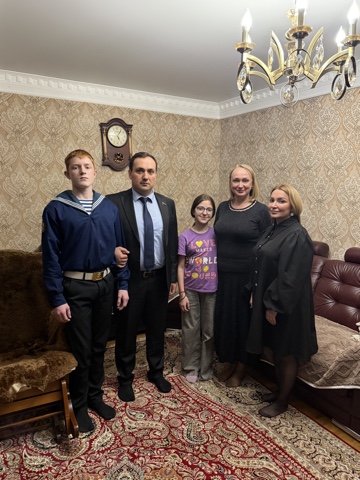 deputat-ns-rd-osman-bulatov-posetil-semju-uchastnika-specialnoj-voennoj-operacii-1a40138 Депутат НС РД Осман Булатов посетил семью участника специальной военной операции