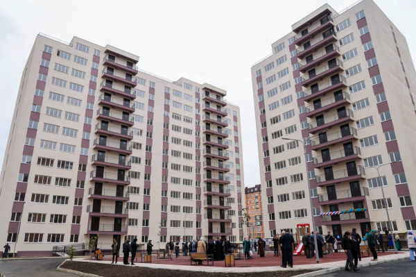 sergej-melikov-vruchil-kljuchi-ot-novyh-kvartir-pereselencam-iz-avarijnogo-zhilja-v-kaspijske-85a877a Сергей Меликов вручил ключи от новых квартир переселенцам из аварийного жилья в Каспийске