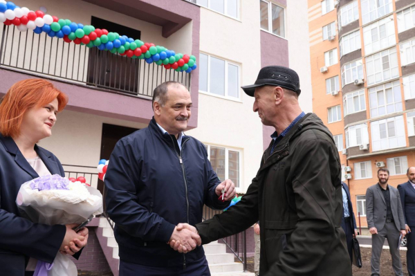 sergej-melikov-vruchil-kljuchi-ot-novyh-kvartir-pereselencam-iz-avarijnogo-zhilja-v-kaspijske-8dbc1d5 Сергей Меликов вручил ключи от новых квартир переселенцам из аварийного жилья в Каспийске