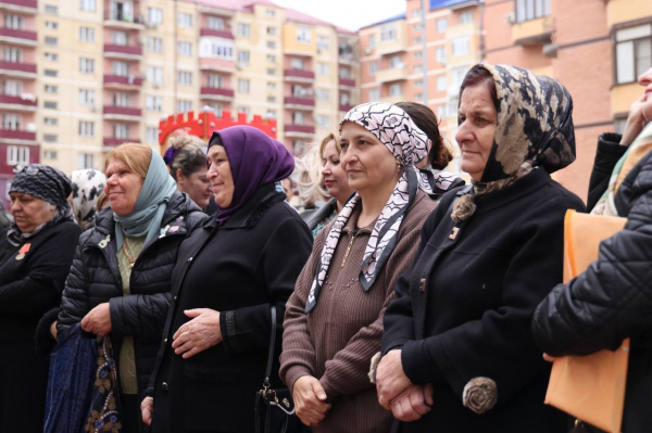 sergej-melikov-vruchil-kljuchi-ot-novyh-kvartir-pereselencam-iz-avarijnogo-zhilja-v-kaspijske-c62461c Сергей Меликов вручил ключи от новых квартир переселенцам из аварийного жилья в Каспийске