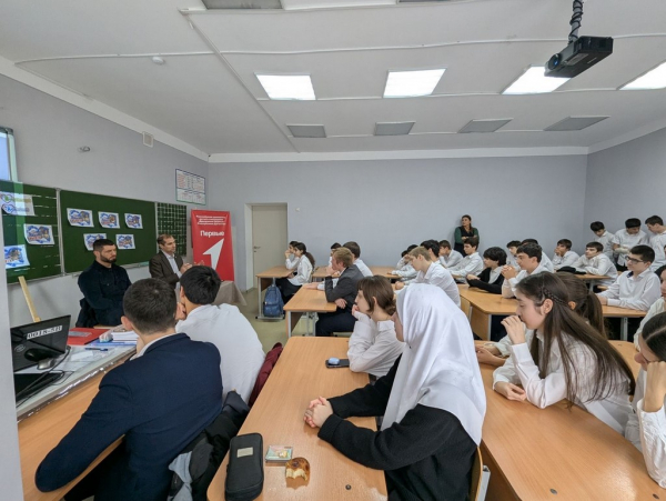 v-mahachkale-proshla-klassnaja-vstrecha-shkolnikov-s-izvestnymi-otcami-priurochennaja-ko-dnju-otca-1361789 В Махачкале прошла «Классная встреча» школьников с известными отцами, приуроченная ко Дню отца