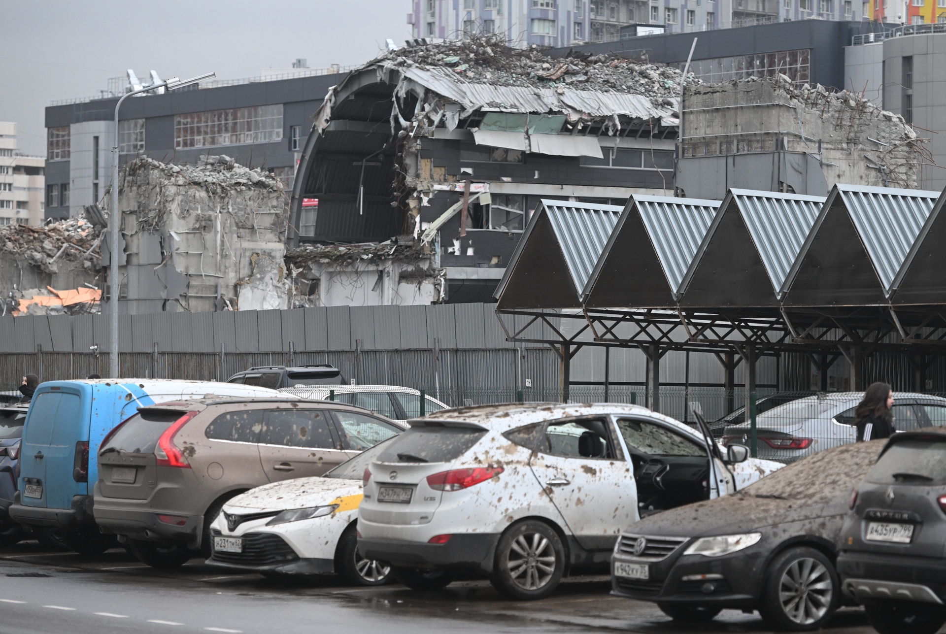 761e5e6a01f3fd1ed517d02074174c4e «Я могла сидеть в этой машине»: при обрушении на «Снежкоме» пострадали три человека и повреждено более 100 автомобилей