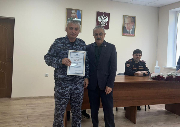 nurbagand-nurbagandov-vruchil-blagodarnosti-sotrudnikam-upravlenija-vnevedomstvennoj-ohrany-rosgvardii-v-mahachkale-7ea1738 Нурбаганд Нурбагандов вручил благодарности сотрудникам Управления вневедомственной охраны Росгвардии в Махачкале