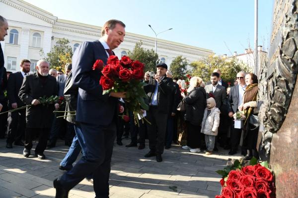 v-mahachkale-otkryli-pamjatnik-vydajushhemusja-gosudarstvennomu-dejatelju-dzhelal-ed-dinu-korkmasovu-11589e3 В Махачкале открыли памятник выдающемуся государственному деятелю Джелал-эд-Дину Коркмасову