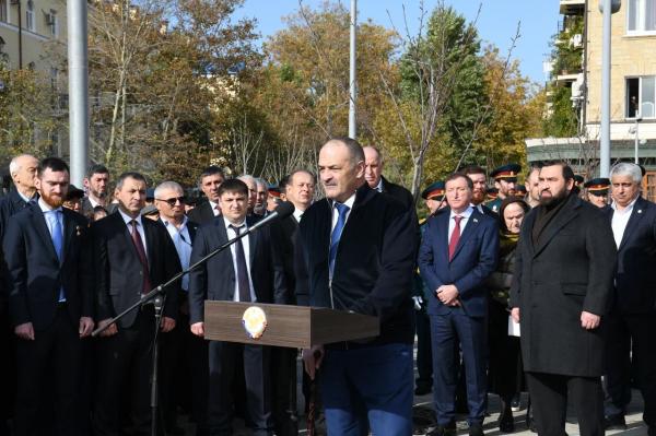 v-mahachkale-otkryli-pamjatnik-vydajushhemusja-gosudarstvennomu-dejatelju-dzhelal-ed-dinu-korkmasovu-65afa3f В Махачкале открыли памятник выдающемуся государственному деятелю Джелал-эд-Дину Коркмасову