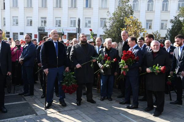 v-mahachkale-otkryli-pamjatnik-vydajushhemusja-gosudarstvennomu-dejatelju-dzhelal-ed-dinu-korkmasovu-8816a92 В Махачкале открыли памятник выдающемуся государственному деятелю Джелал-эд-Дину Коркмасову